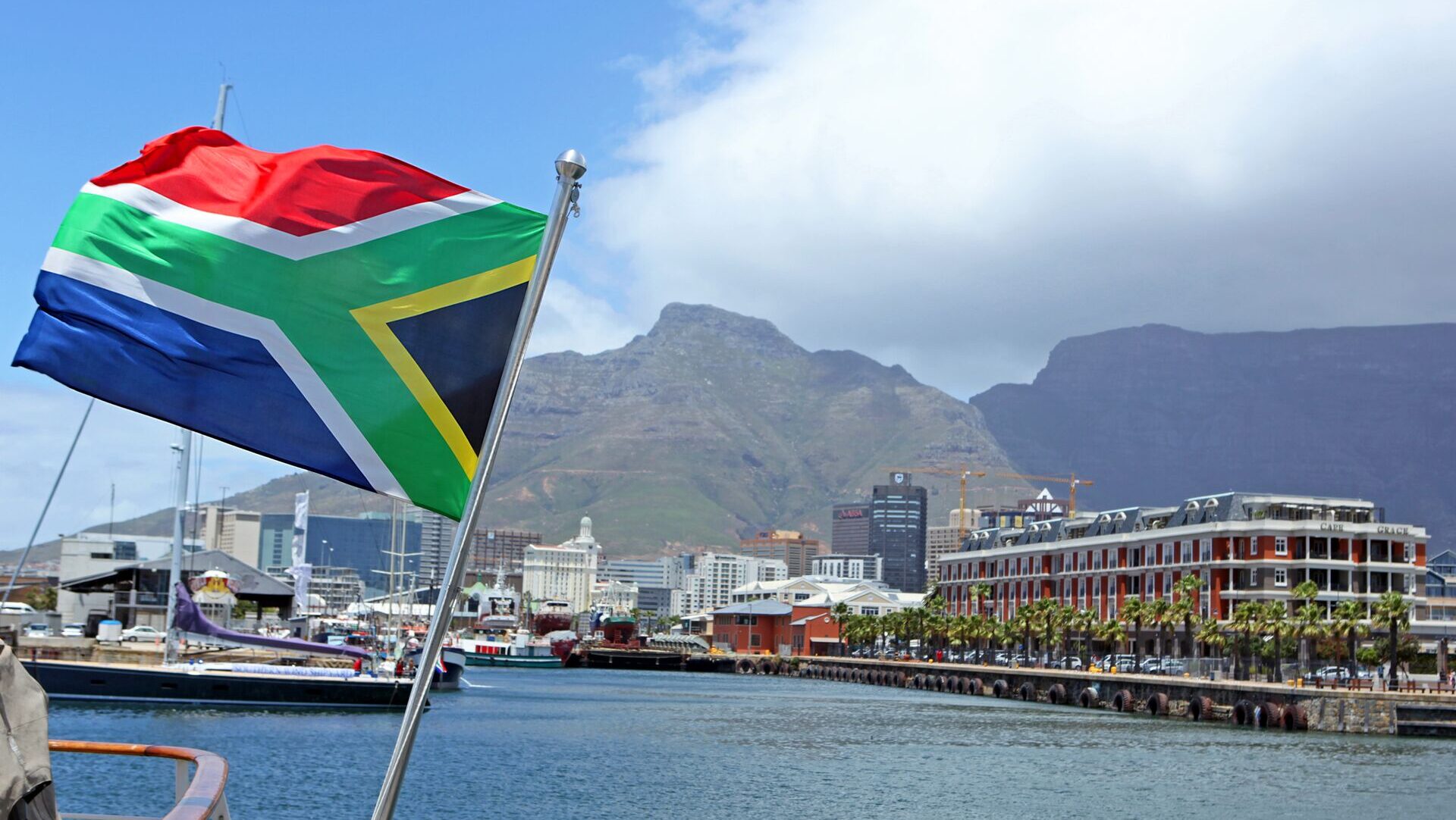 Large South African Flag And Table Mountain at Cape Town Harbour 471031844 e1744284441942